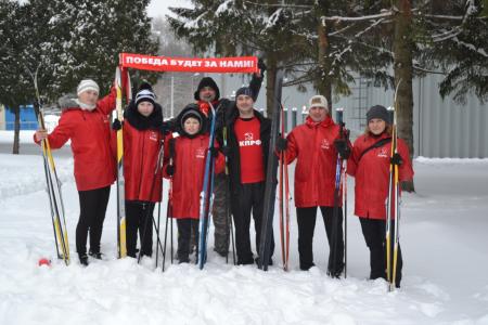 Тульская область. За здоровый образ жизни! Коммунистическая молодёжь Новомосковска провела воскресенье на лыжах