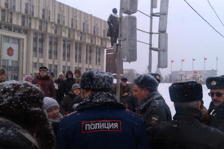 На возложении цветов к памятнику В.И.Ленину в Туле полиция запретила разворачивать красный флаг. Но его всё равно развернули!