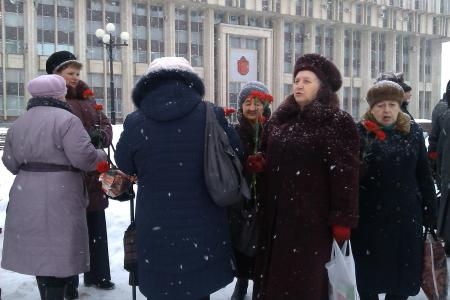 На возложении цветов к памятнику В.И.Ленину в Туле полиция запретила разворачивать красный флаг. Но его всё равно развернули!