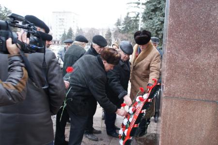 Видео. Памяти Ленина коммунисты столицы Карачаево-Черкесии посвятили пленум Черкесского городского комитета КПРФ и возложение цветов к памятнику вождю мирового пролетариата