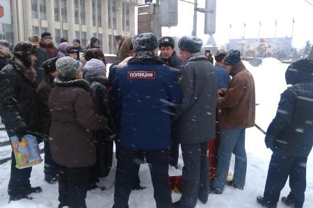 На возложении цветов к памятнику В.И.Ленину в Туле полиция запретила разворачивать красный флаг. Но его всё равно развернули!