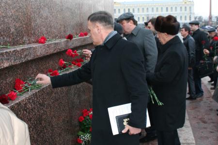 Ставропольские коммунисты возложили цветы к памятнику В. И. Ленину