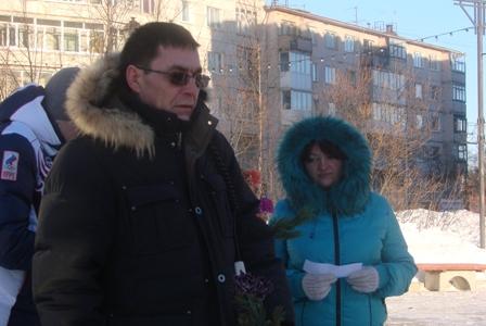Коммунисты Магадана почтили память вождя мирового пролетариата и прочли стихи «Портрет Ильича» возле его памятника