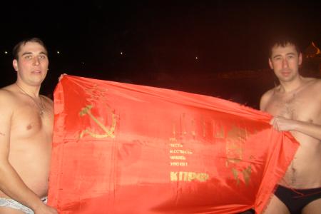 В здоровом теле – здоровый дух! Алтайские коммунисты устроили заплыв в проруби
