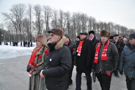 Санкт-Петербург: Коммунисты и комсомольцы почтили память жертв блокады