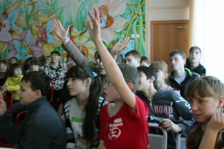 Уральские комсомольцы помогают детским домам