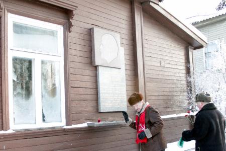 Коммунисты посетили ленинские места Пскова 