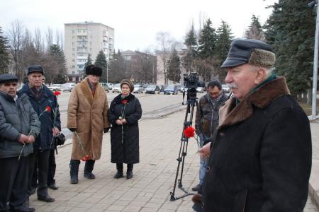 Видео. Памяти Ленина коммунисты столицы Карачаево-Черкесии посвятили пленум Черкесского городского комитета КПРФ и возложение цветов к памятнику вождю мирового пролетариата