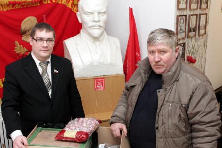 Псковские коммунисты собрали посылку  в Чечню для омоновцев