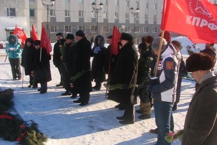 Коммунисты Магадана почтили память вождя мирового пролетариата и прочли стихи «Портрет Ильича» возле его памятника