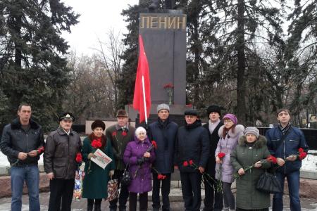 В Ростове-на-Дону коммунисты возложили цветы к памятнику В.И. Ленину