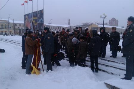 На возложении цветов к памятнику В.И.Ленину в Туле полиция запретила разворачивать красный флаг. Но его всё равно развернули!