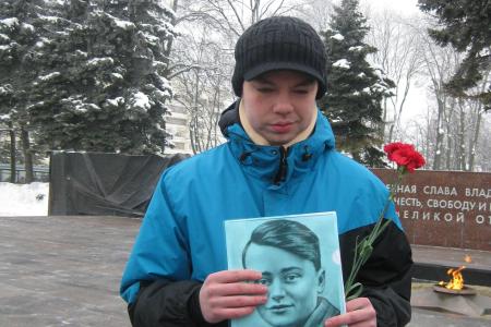 Владимирская область. Коммунисты и комсомольцы возложили цветы к памятнику участникам движения «Молодая гвардия»