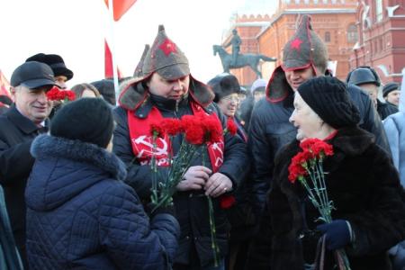 Сталинградцы возложили цветы к могиле Неизвестного солдата у Кремлевской стены
