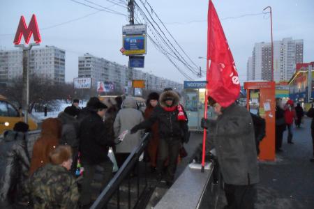 Москва. Коммунисты Красногвардейского местного отделения провели пикеты с раздачей газет
