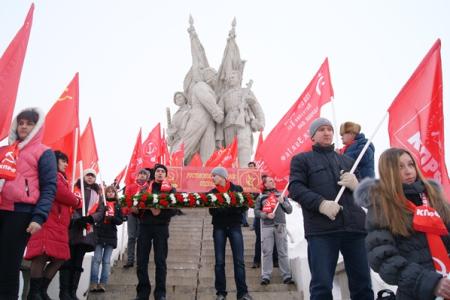 В честь 70-летия победы под Сталинградом коммунисты из 20 регионов провели митинг у монумента «Соединение фронтов» и автопробег
