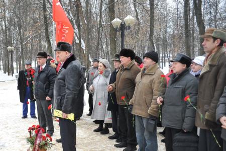 Иваново. Коммунисты возложили цветы к памятнику М.В. Фрунзе
