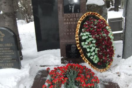 К 100-летию легендарного разведчика и борца с троцкизмом. Московские коммунисты и комсомольцы возложили цветы на могилу Х.Р. Меркадера