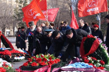 Волгоград. В честь Дня Советской армии коммунисты провели митинг и автопробег
