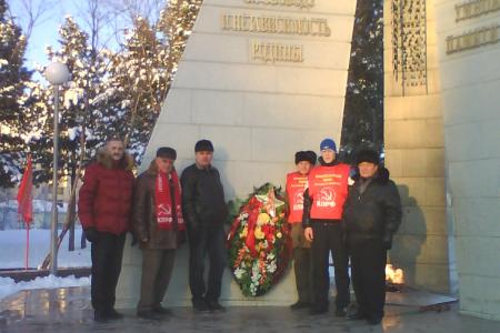 Коммунисты Надыма провели пикет и возложили цветы к Вечному огню