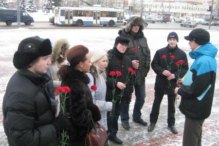Владимирская область. Коммунисты и комсомольцы возложили цветы к памятнику участникам движения «Молодая гвардия»