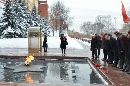 Г.А. Зюганов возложил цветы к Могиле Неизвестного солдата у Кремлевской стены в честь 70-летия Сталинградской победы и прорыва блокады Ленинграда