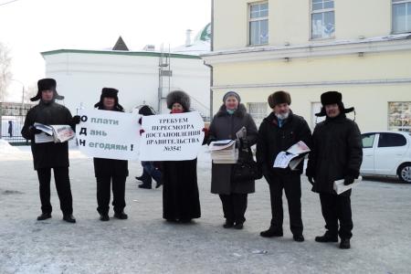 «Скоро вам все ЖКХнется!». Барнаульские коммунисты провели серию пикетов