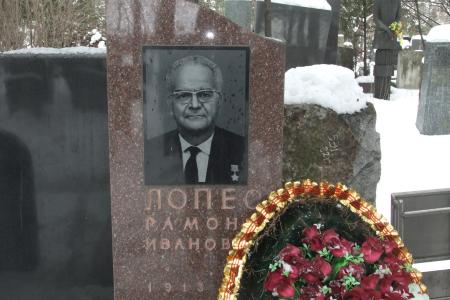К 100-летию легендарного разведчика и борца с троцкизмом. Московские коммунисты и комсомольцы возложили цветы на могилу Х.Р. Меркадера