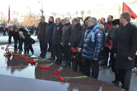 Слава Советской Армии и Военно-морскому флоту! Г.А. Зюганов возложил цветы к могиле Неизвестного солдата у Кремлевской стены