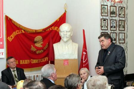 Псковские коммунисты отметили 20-летие КПРФ товарищеской встречей
