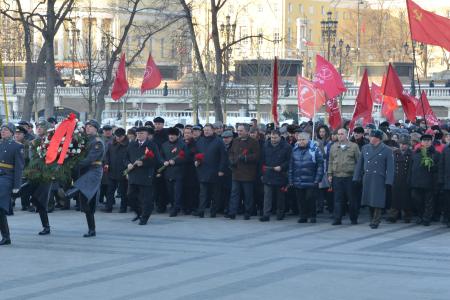 Слава Советской Армии и Военно-морскому флоту! Г.А. Зюганов возложил цветы к могиле Неизвестного солдата у Кремлевской стены