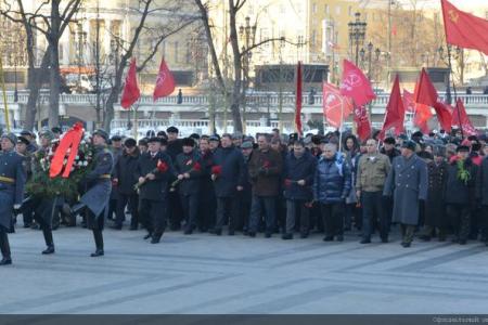 Слава Советской Армии и Военно-морскому флоту! Г.А. Зюганов возложил цветы к могиле Неизвестного солдата у Кремлевской стены