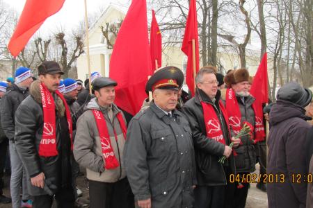 Псковские коммунисты поздравили жителей города Гдова с 69-ой годовщиной освобождения от немецко-фашистских захватчиков