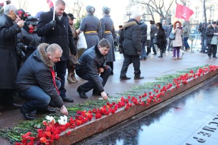 Сталинградцы возложили цветы к могиле Неизвестного солдата у Кремлевской стены