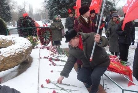 Саратовские коммунисты почтили память героев Сталинграда