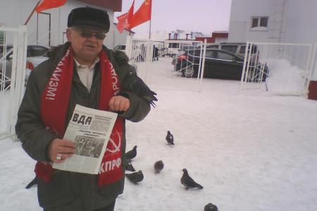 Коммунисты Надыма провели пикет и возложили цветы к Вечному огню
