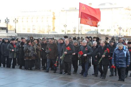 Слава Советской Армии и Военно-морскому флоту! Г.А. Зюганов возложил цветы к могиле Неизвестного солдата у Кремлевской стены