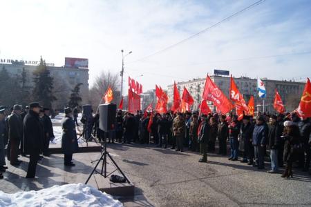 Волгоград. В честь Дня Советской армии коммунисты провели митинг и автопробег