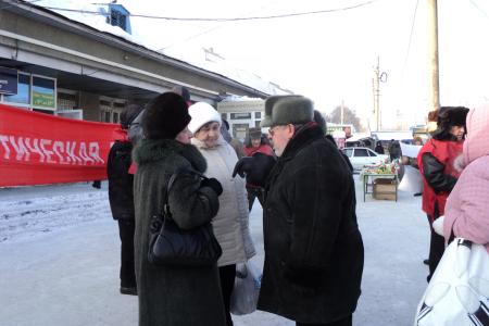«Скоро вам все ЖКХнется!». Барнаульские коммунисты провели серию пикетов