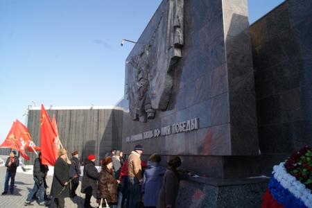 Волгоград. В честь Дня Советской армии коммунисты провели митинг и автопробег