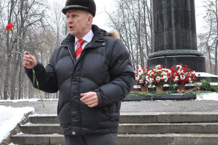 Иваново. Коммунисты возложили цветы к памятнику М.В. Фрунзе
