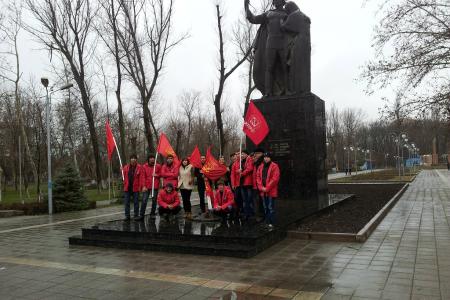 Дагестанские коммунисты и комсомольцы провели автопробег, посвященный Дню Советской Армии и Военно-Морского Флота
