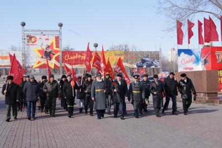 Волгоград. В честь Дня Советской армии коммунисты провели митинг и автопробег