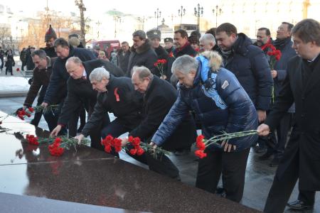 Слава Советской Армии и Военно-морскому флоту! Г.А. Зюганов возложил цветы к могиле Неизвестного солдата у Кремлевской стены