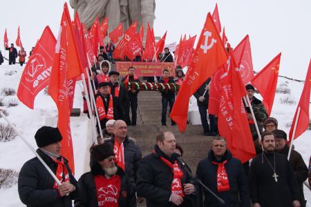 В честь 70-летия победы под Сталинградом коммунисты из 20 регионов провели митинг у монумента «Соединение фронтов» и автопробег