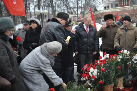 Иваново. Коммунисты возложили цветы к памятнику М.В. Фрунзе