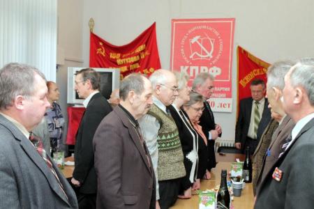 Псковские коммунисты отметили 20-летие КПРФ товарищеской встречей