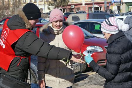 Восьмого марта пензенские комсомольцы дарили женщинам праздничные открытки и шарики