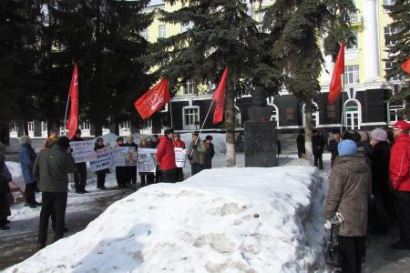 «Верните наши льготы!». Коммунисты Уфы провели митинг протеста