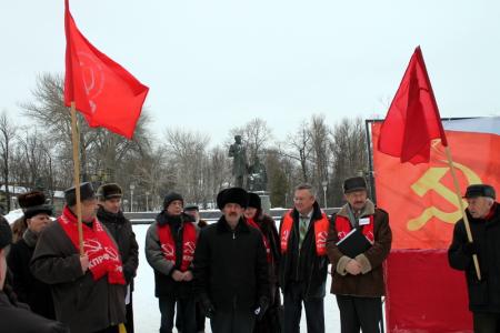 Псковские коммунисты провели митинг в память И.В. Сталина